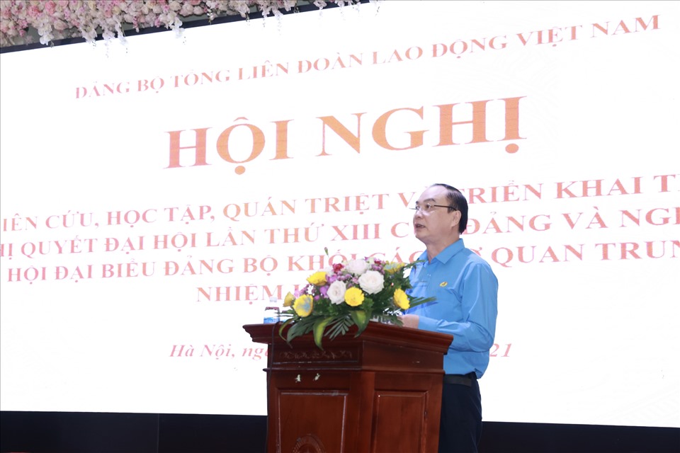 Đồng chí Ngô Đức Tuấn, Phó Bí thư Thường trực Đảng uỷ Tổng Liên đoàn Lao động Việt Nam phát biểu tại hội nghị. Ảnh: Hải Nguyễn