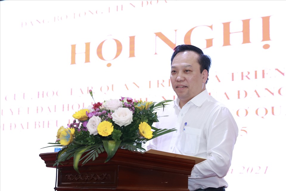 Đồng chí Đỗ Việt Hà – Phó Bí thư Đảng uỷ Khối các cơ quan Trung ương - truyền đạt các nội dung tại hội nghị. Ảnh: Hải Nguyễn