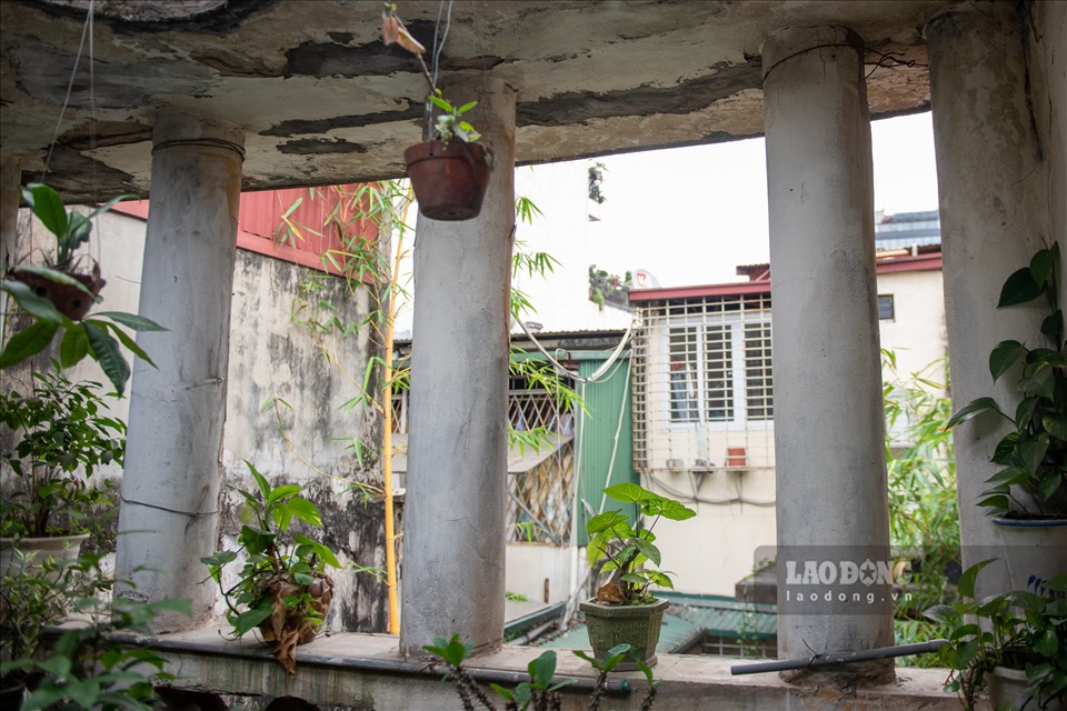 Bên cạnh là ban công nơi có chín giếng trời với ý thu được ánh sáng của trời, lấy được âm khí mặt đất. Đứng tại đây, tâm hồn con người trở nên thanh thoát, nhẹ nhàng.