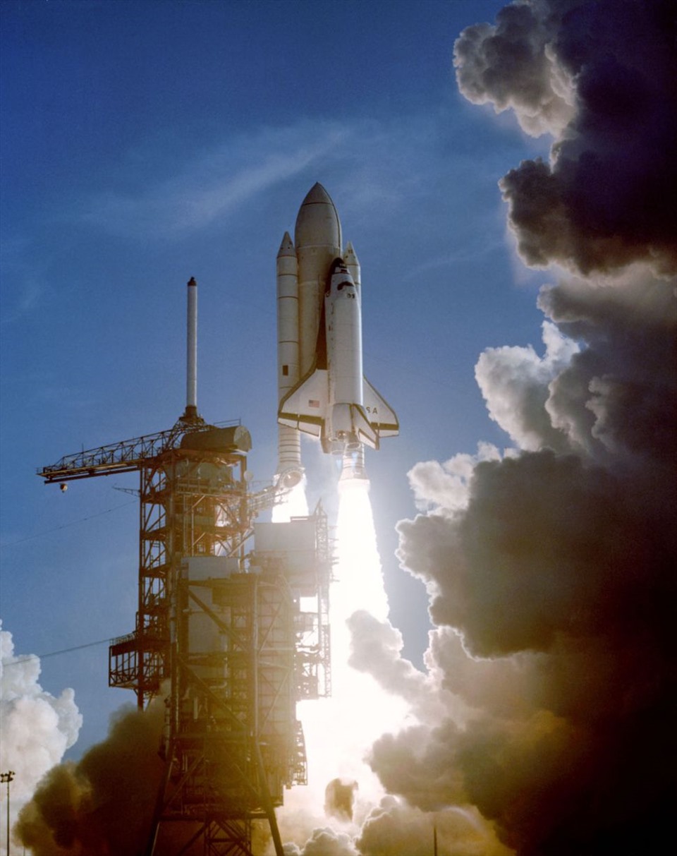 Tàu con thoi Columbia cất cánh từ Trung tâm Vũ trụ Kennedy của NASA gần Orlando vào ngày 12.4.1981. Ảnh: NASA