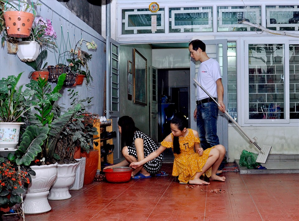Ngoài giờ làm việc, anh Chấm phụ giúp vợ con dọn dẹp nhà cửa, chăm chút cho “tổ ấm” tràn đầy tiếng cười. Ảnh NVCC
