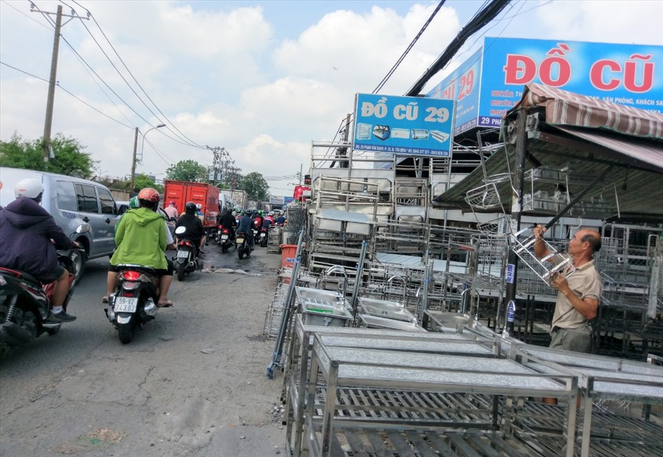 Người dân trên đường Phạm Văn Bạch bày bán tràn làn ra ngoài đường.  Ảnh: Minh Quân