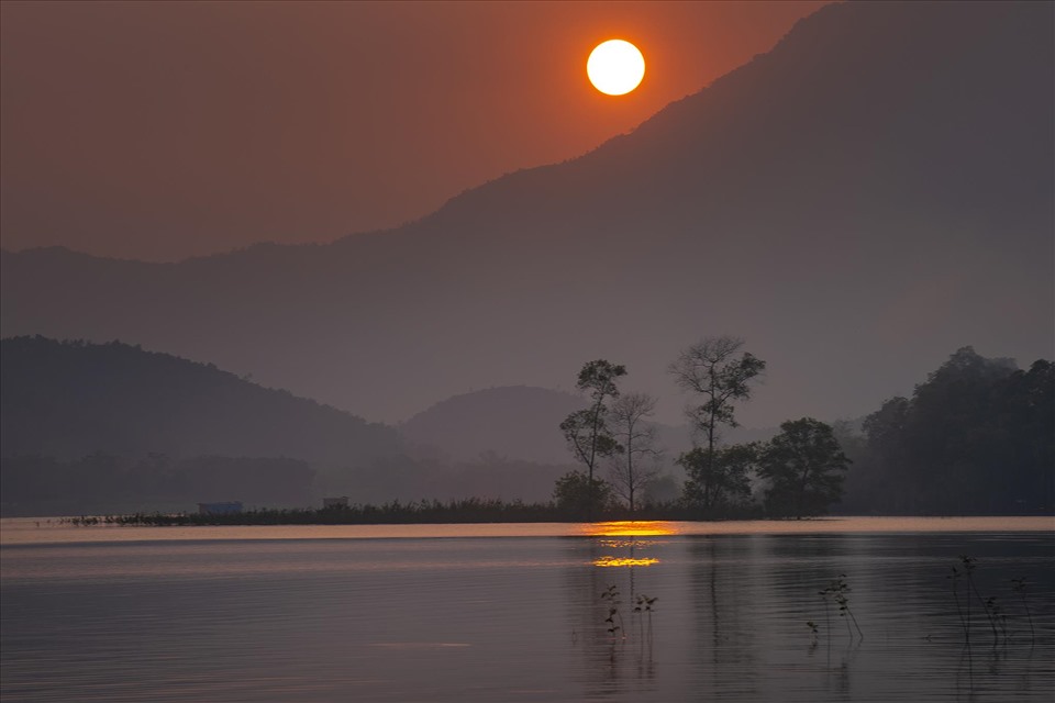 Cảnh chiều tàn ở hồ Đồng Mô. Ảnh: Nguyễn Bá Trung.