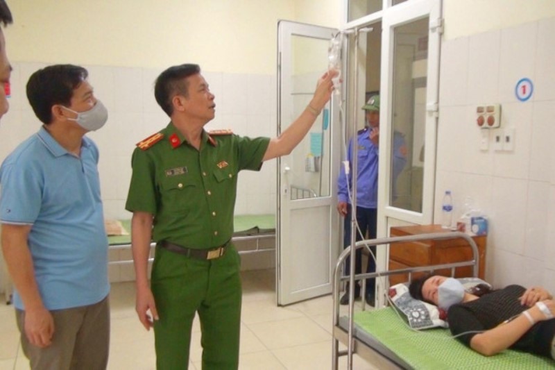 Đại diện lãnh đạo Công an tỉnh Thanh Hóa đến thăm nữ Trung tá phải nhập viện khi đang làm căn cước công dân. Ảnh: CATH