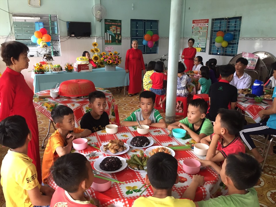 Herbalife cung cấp bữa ăn đầy đủ chất dinh dưỡng cho các em nhỏ tại Nhà nuôi trẻ Hướng Dương.