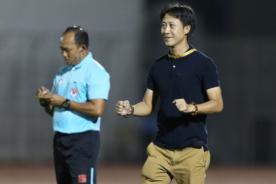 Huấn luyện viên Nguyễn Thành Công (áo đen) chính thức dẫn dắt Hồng Lĩnh Hà Tĩnh. Ảnh: VPF