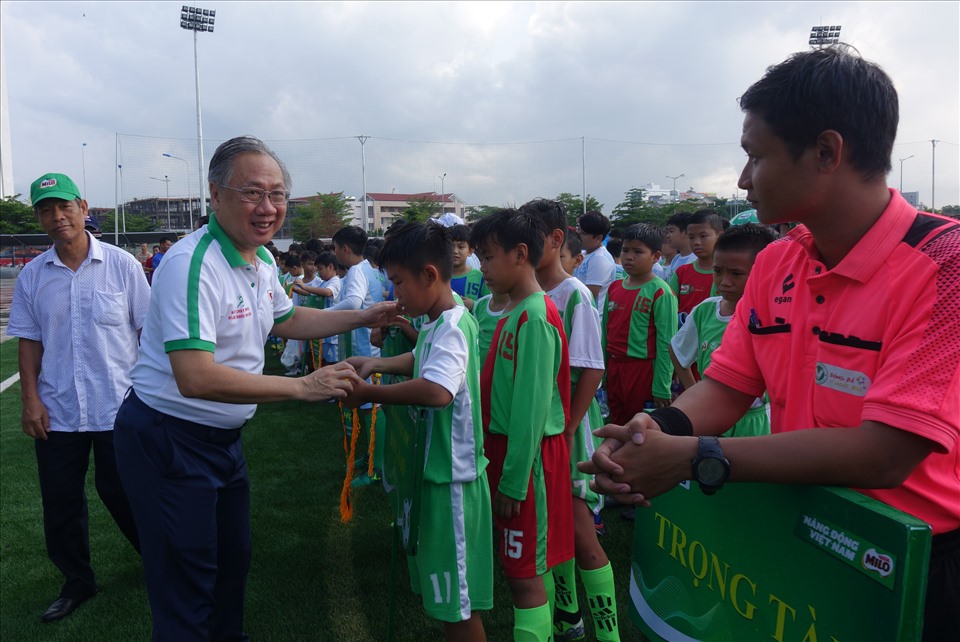 Ông Mai Bá Hùng, Phó giám đốc Sở Văn hóa - Thể thao TPHCM trao cờ lưu niệm cho các đoàn tham dự. Ảnh: Nguyễn Đăng.