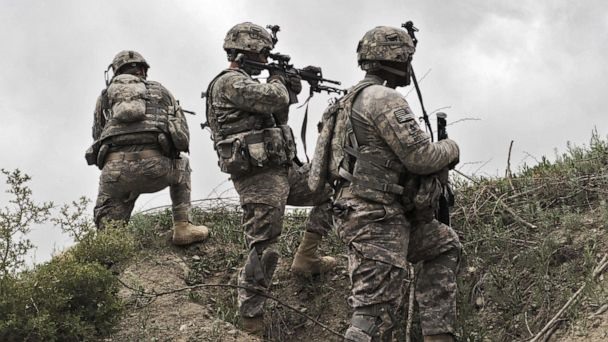 Lính Mỹ vào vị trí trong một cuộc tuần tra ở làng Ibrahim Khel, tỉnh Khost, Afghanistan ngày 11.4.2010. Ảnh: AFP