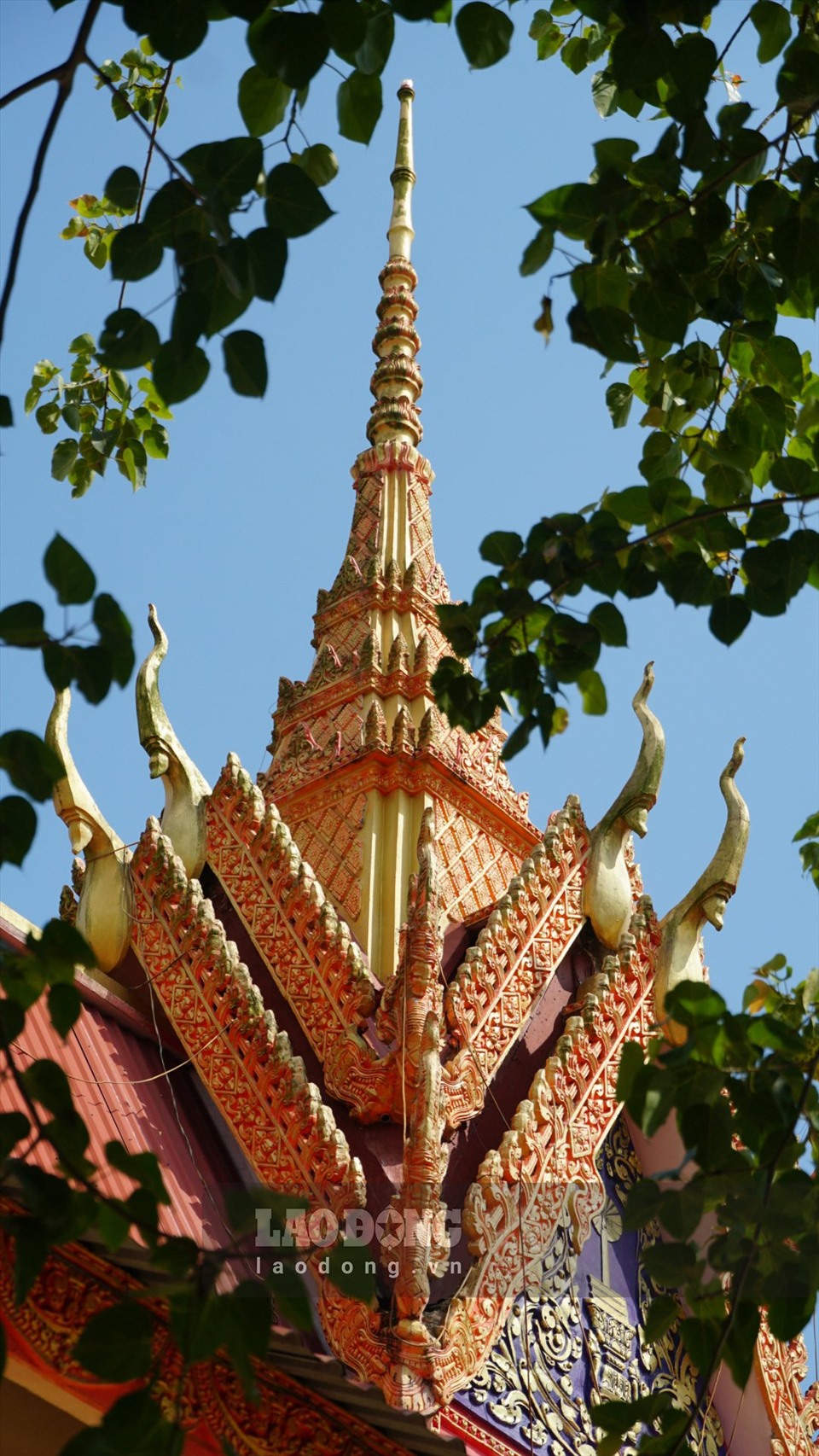 Chol Chnam Thmay là lễ hội mừng năm mới theo lịch cổ truyền của dân tộc Khmer. Ngoài tôn giáo chính là Phật giáo, người Khmer còn tin rằng mỗi năm có một vị thần trên trời (Têvôđa) được sai xuống để chăm lo cho cuộc sống và con người trong năm đó, hết năm lại về trời để vị thần khác xuống hạ giới.