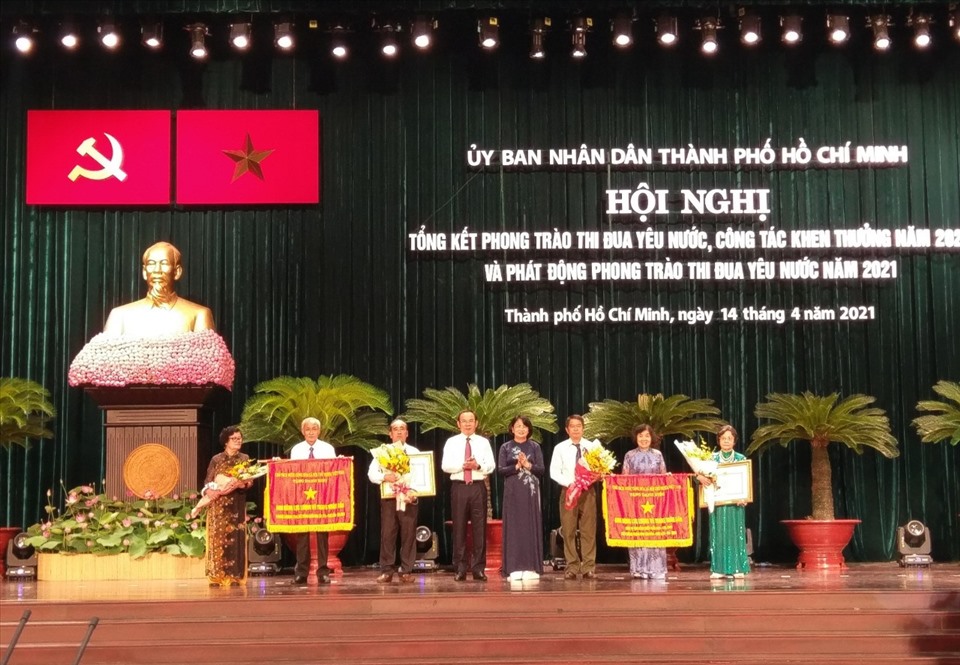 Bí thư Thành ủy TPHCM Nguyễn Văn Nên (thứ 4 từ trài qua) trao cờ thi đua của Chủ tịch nước cho các đơn vị có thành tích xuất sắc trong phong trào thi đua yêu nước.  Ảnh: Minh Quân