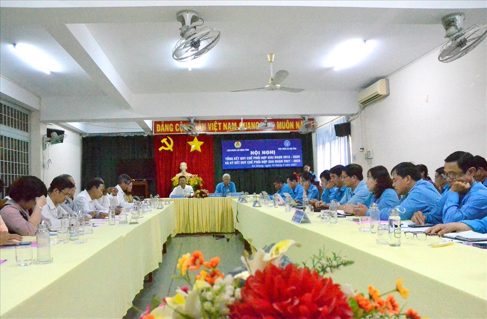Quang cảnh hội nghị Tổng kết 5 năm phối hợp giai đoạn 2015-2021 giữa LĐLĐ và BHXH tỉnh An Giang. Ảnh: Lục Tùng