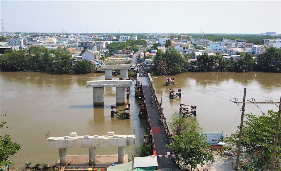 Cầu Long Kiểng cũ xây dựng từ sau năm 1975, nằm trên đường huyết mạch Lê Văn Lương, nối hai xã Phước Kiển và Nhơn Đức (huyện Nhà Bè). Cách đây hơn 2 năm, cầu bị sập do ôtô quá tải chạy qua, sau đó được gia cố lại. Cây cầu “chắp vá“, tu sửa liên tục, vì vậy, người dân vô cùng mong ngóng cây cầu mới được đi vào hoạt động. Cầu Long Kiểng cũ xây dựng từ sau năm 1975, nằm trên đường huyết mạch Lê Văn Lương, nối hai xã Phước Kiển và Nhơn Đức (huyện Nhà Bè). Cách đây hơn 2 năm, cầu bị sập do ôtô quá tải chạy qua, sau đó được gia cố lại. Cây cầu “chắp vá“, tu sửa liên tục, vì vậy, người dân vô cùng mong ngóng cây cầu mới được đi vào hoạt động.