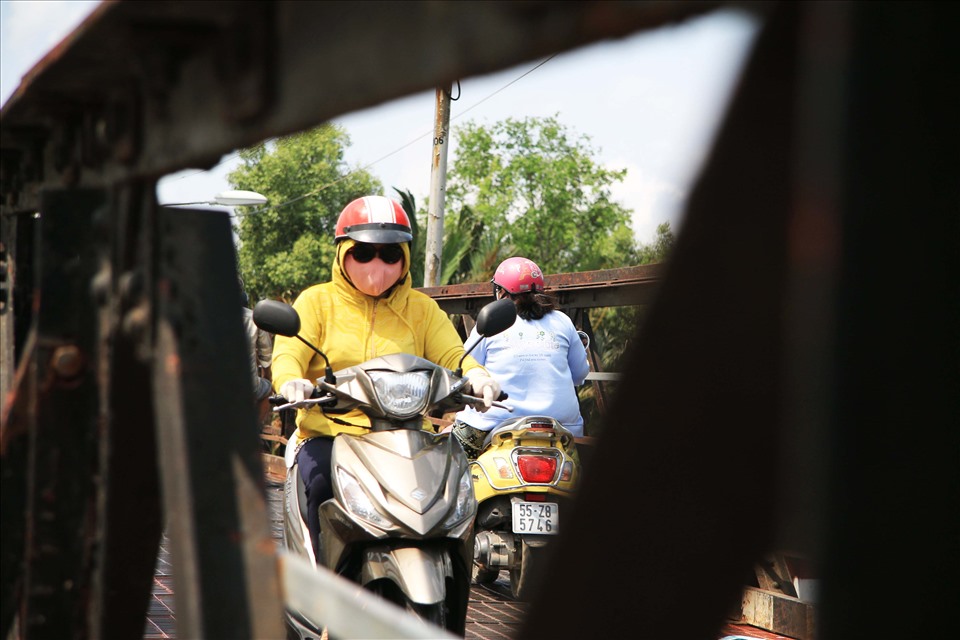 Bà Bùi Thị Bảy - một tiểu thương tại khu vực gần cầu chia sẻ:” Giờ chỉ mong cây cầu sớm đi vào hoạt động để không còn tình trạng kẹt xe nữa. Chứ một tháng 30 ngày thì kẹt 24 ngày“.