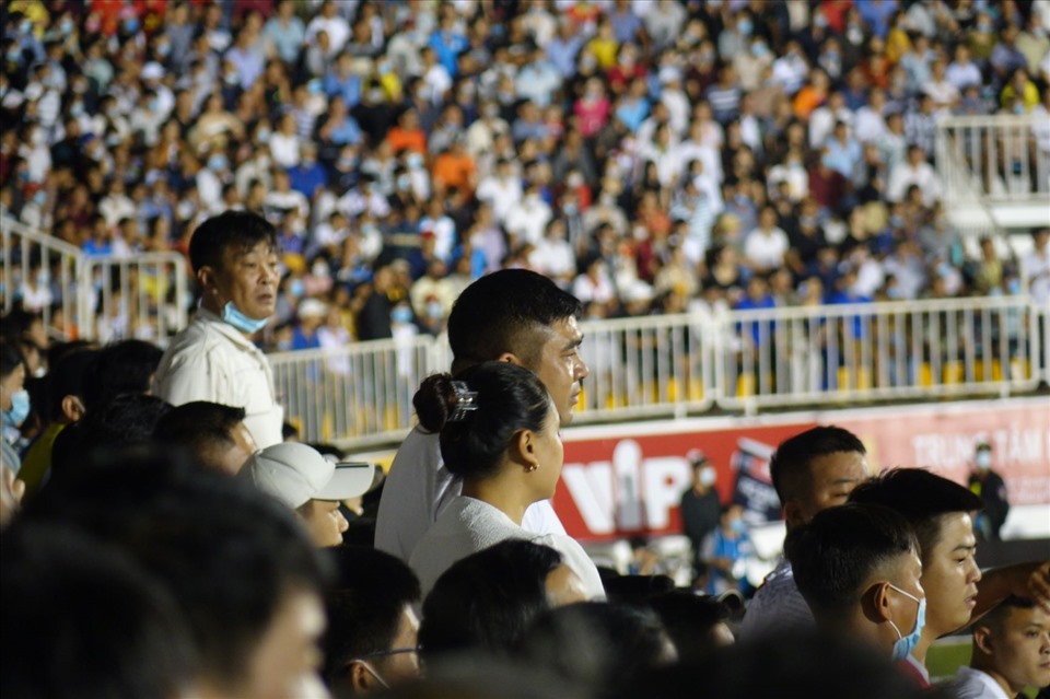 Các khán đài sân Pleiku luôn kín chỗ khi Hoàng Anh Gia Lai thi đấu trên sân nhà từ đầu mùa. Ảnh: Nguyễn Đăng.