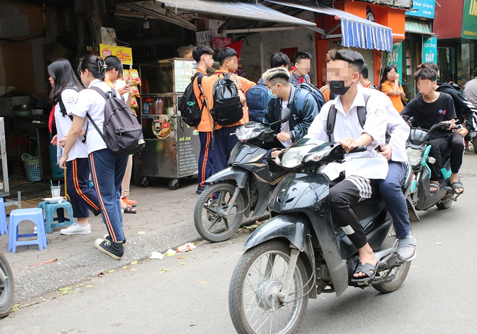Tại cổng trường THCS Thành Công học sinh thản nhiên di chuyển bằng xe máy khi không đội mũ bảo hiểm