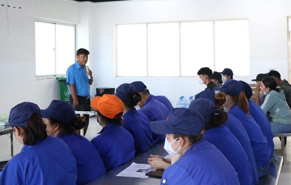 Ông Nguyễn Hữu Đại - Trưởng Ban Tuyên giáo Liên đoàn Lao động tỉnh Bình Phước tuyên truyền bầu cử cho