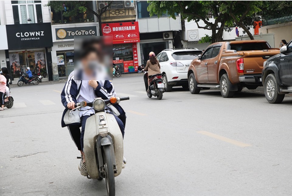 Không khó để bắt gặp cảnh học sinh trên địa bàn Hà Nội di chuyển bằng xe máy mà không đội mũ bảo hiểm. Ảnh: V.Đ