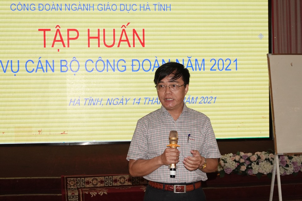 Ông Phan Văn Sơn - nguyên giảng viên chính Trường Đại học Công Đoàn tập huấn nghiệp vụ công đoàn cho các cán bộ công đoàn cơ sở của Công đoàn Giáo dục Hà Tĩnh. Ảnh: Trần Tuấn.