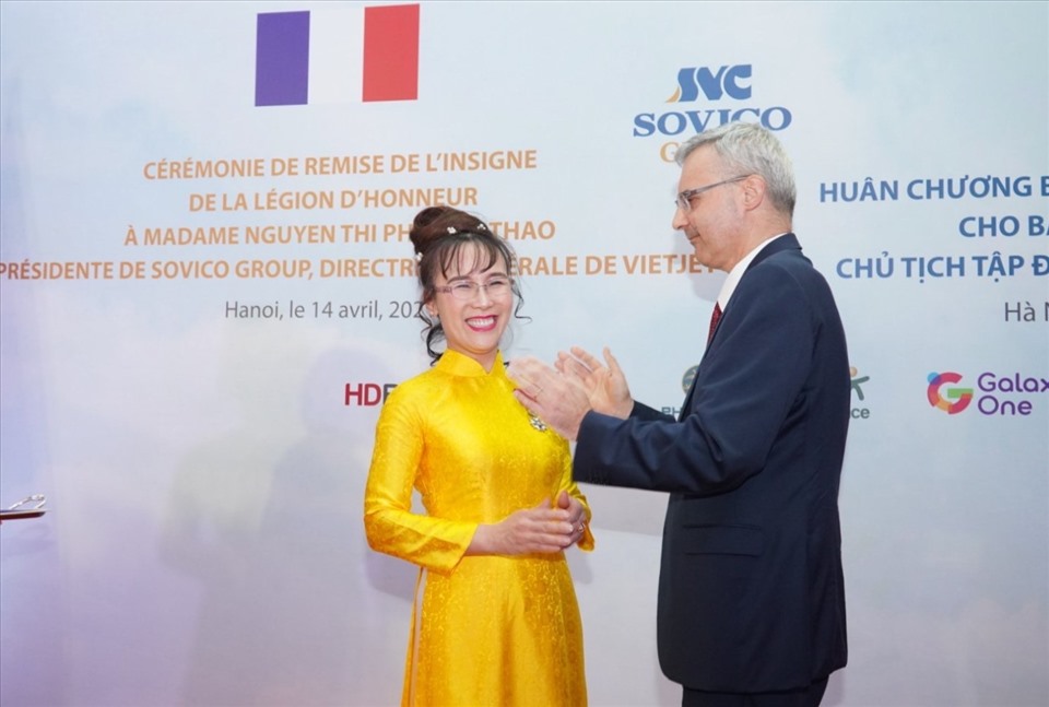 Đại sứ Pháp Nicolas Warnery trao Huân chương Bắc đẩu bội tinh cho bà Nguyễn Thị Phương Thảo.