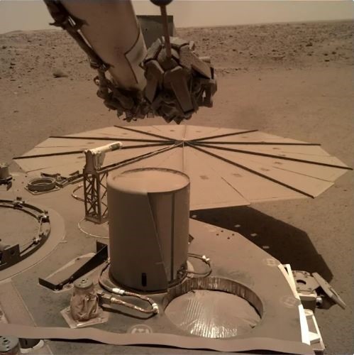 Camera của tàu thăm dò sao Hỏa InSight đã chụp được hình ảnh một trong những tấm pin mặt trời bị bụi bao phủ. Ảnh: NASA.