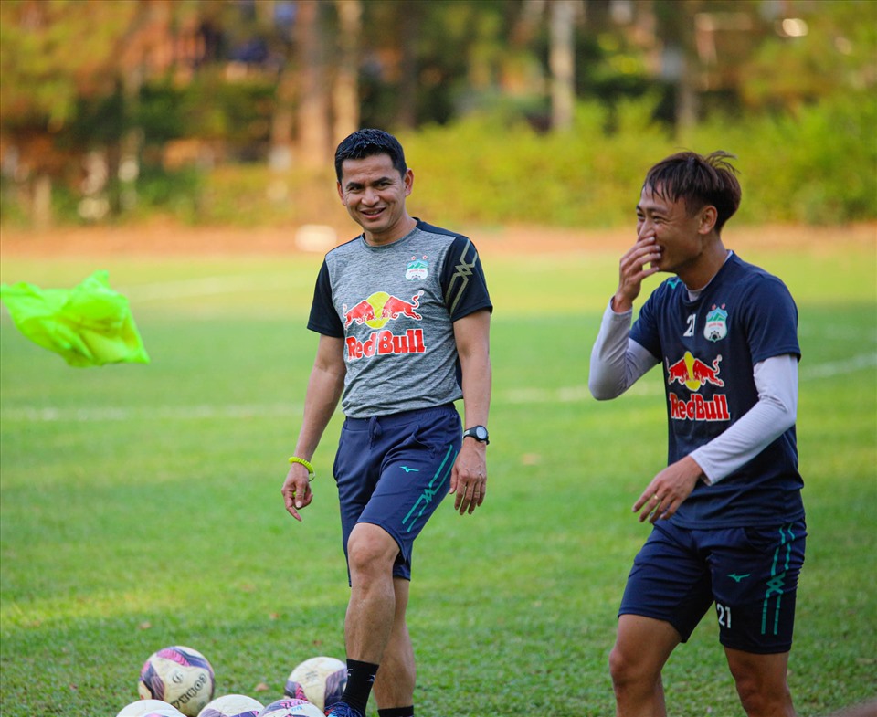 Huấn luyện viên Kiatisak tạo ra bầu không khí vui vẻ cho Hoàng Anh Gia Lai trước trận đấu gặp Hà Nội. Ảnh: Fapage HAGL.