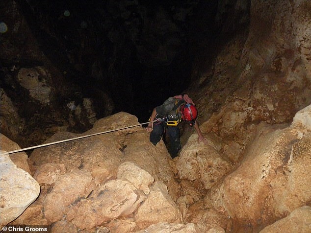 Bên trong hang động ở Jamaica, nơi các nhà khoa học tiến hành nghiên cứu. Ảnh: the American Geophysical Union