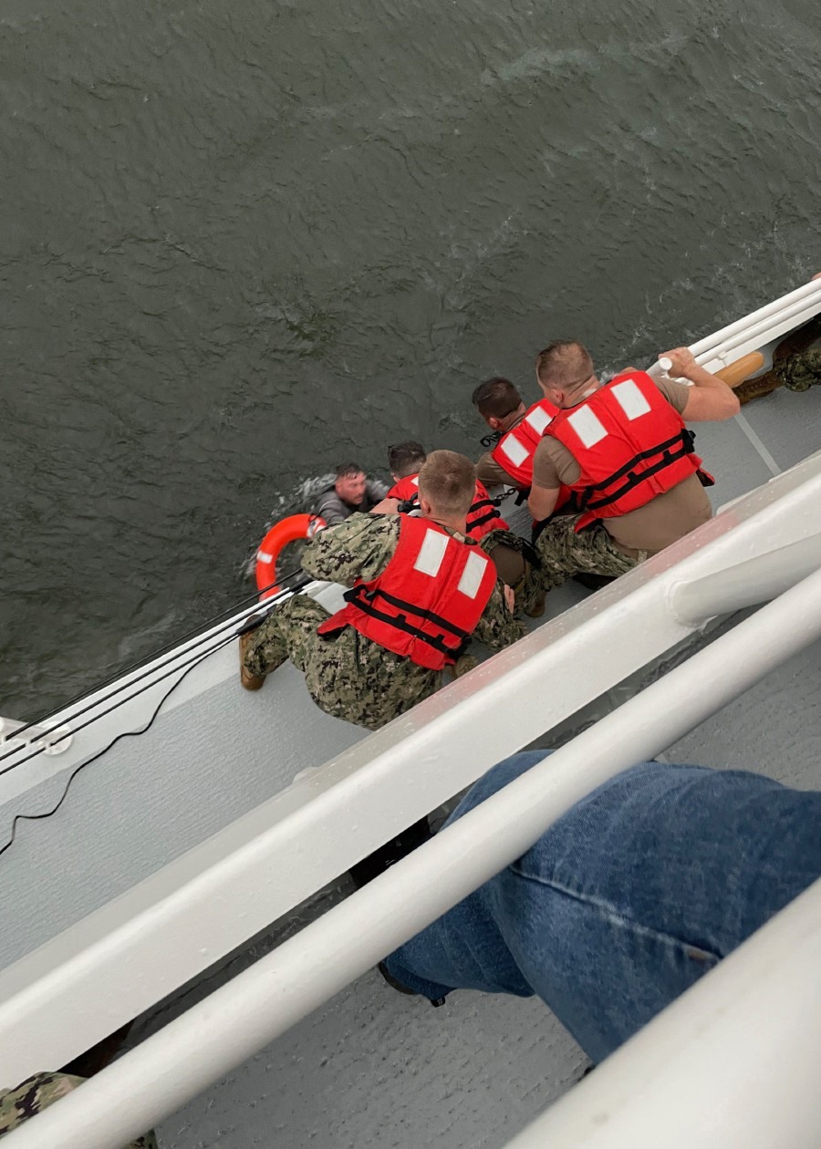 Đội cứu hộ đang kéo người bị nạn may mắn sống sót sau vụ lật tàu. Ảnh: AFP/ Lực lượng bảo vệ bờ biển Mỹ