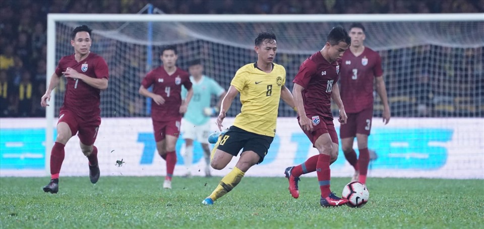 Tuyển Malaysia (áo vàng) có 9 điểm, còn Thái Lan có 8 điểm. Họ đang xếp ngay sau tuyển Việt Nam tại bảng G. Ảnh: AFC.