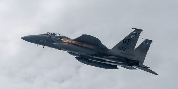 Một chiến đấu cơ F-15C bắn tên lửa gần căn cứ Không quân Eglin ở Florida. Ảnh: Không quân Mỹ.