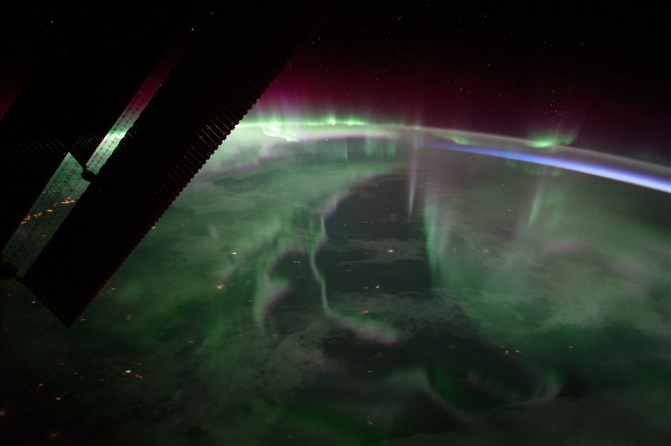Phi hành gia Randy “Komrade” Bresnik chụp bức ảnh này ngày 15.9.2017, khi trạm vũ trụ đi qua Ontario, Canada. Màu xanh lá cây, màu quen thuộc nhất của cực quang, chiếm ưu thế trong màn trình diễn ánh sáng này, cùng với các màu tím và đỏ. Ảnh: NASA.