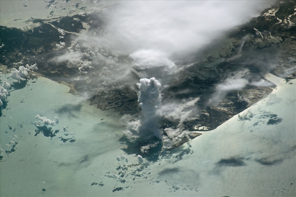 Một phi hành gia trên Trạm Vũ trụ Quốc tế chụp bức ảnh này về một đám mây khổng lồ thẳng đứng, thường được các nhà khí tượng học gọi là cumulus castellanus, phía trên đảo Andros vào tháng 7.2016. Ảnh: NASA.