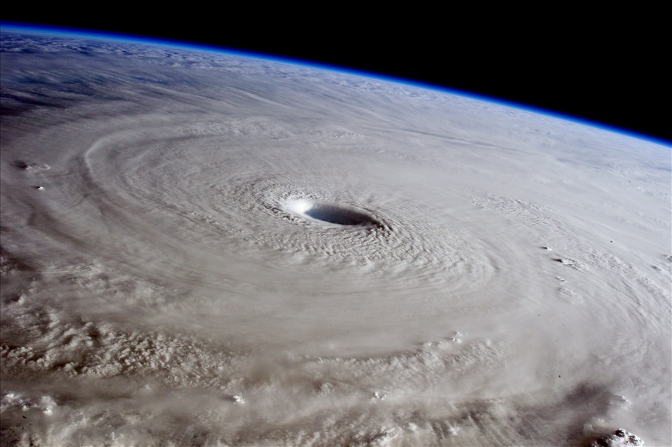 Ảnh siêu bão Maysak do phi hành gia Samantha Cristoforetti của Cơ quan Vũ trụ Châu Âu chụp khi Trạm Vũ trụ Quốc tế đi qua gần cơn bão vào ngày 31.3.2015. Ảnh: NASA.