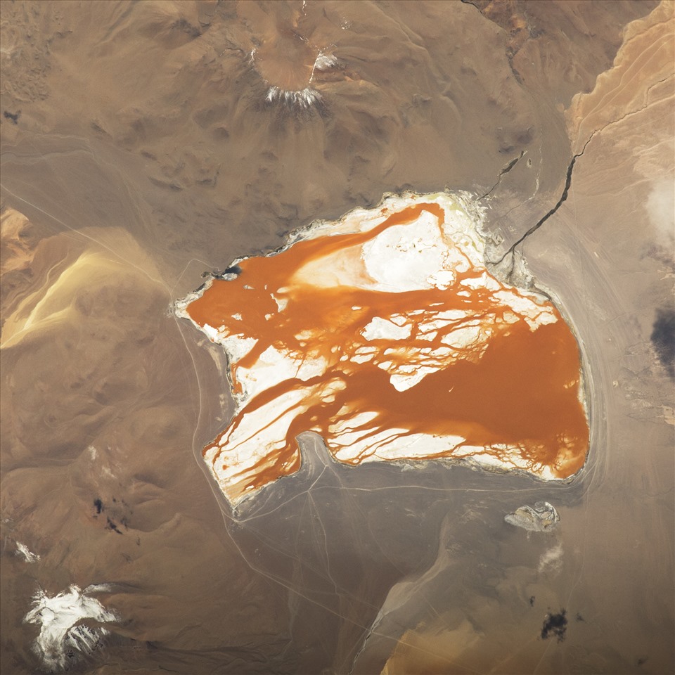 Ảnh hồ muối Laguna Colorada màu sắc rực rỡ trên dãy núi Andes ở Bolivia chụp từ ISS. Ảnh: NASA.