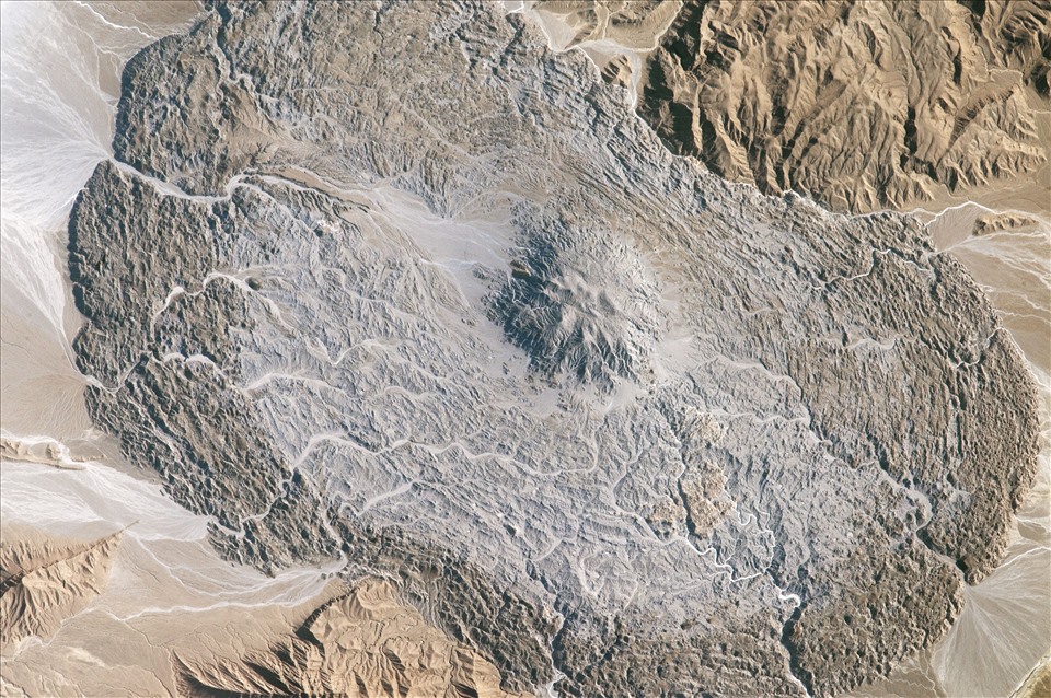 Vòm muối và sông băng muối hình thành do lịch sử trầm tích và các hoạt động kiến tạo ở dãy núi Zagros ở đông nam Iran nhìn từ vũ trụ. Ảnh: NASA.