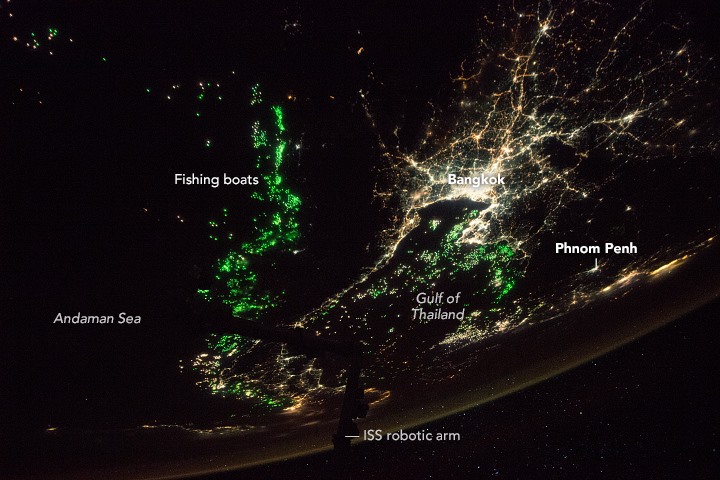 Một phi hành gia từ Trạm Vũ trụ Quốc tế chụp ảnh thành phố Bangkok, Thái Lan trong ánh đèn đêm cũng như những ngọn đèn xanh trên các tàu đánh cá ở biển Andaman và vịnh Thái Lan. Ảnh: NASA.