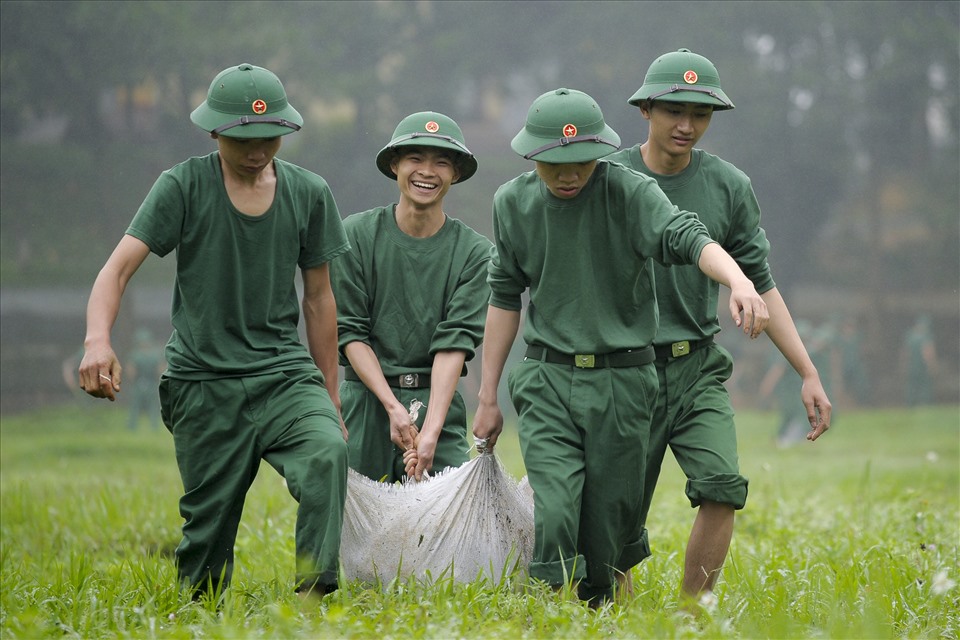 Các tân binh đắp đất chuẩn bị tập luyện trên thao trường.