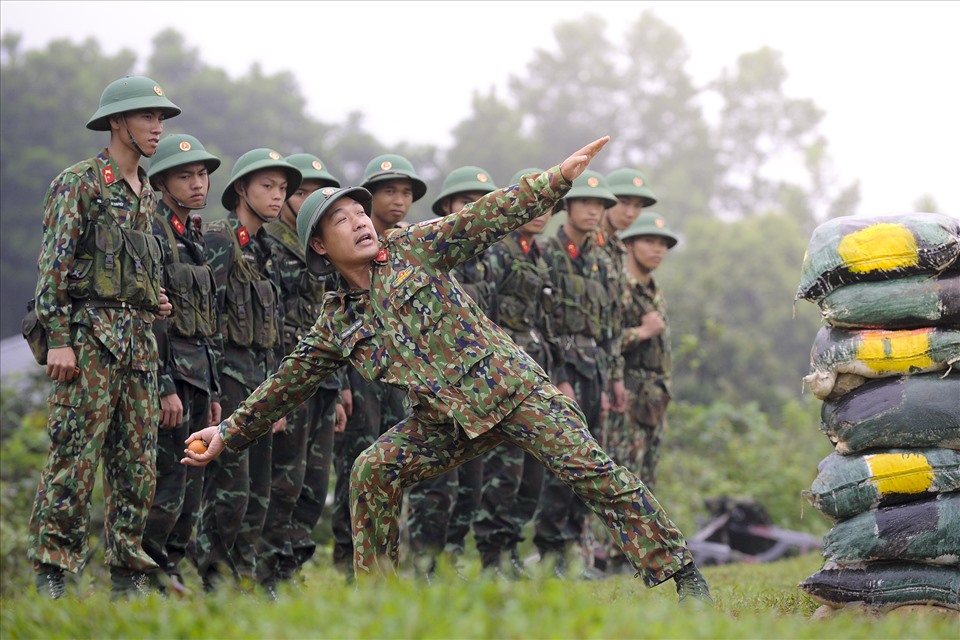 Thiếu tá Hoàng Ngọc Châu, Tiểu đoàn phó Tiểu đoàn 11, thị phạm động tác ném lựu đạn, hướng dẫn các tân binh.