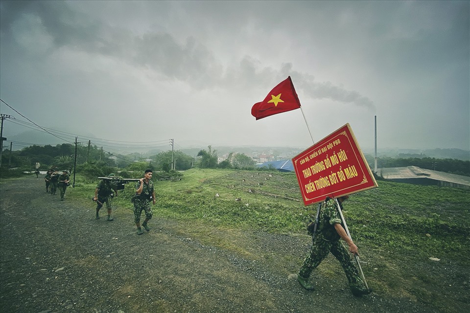 Đường hành quân kéo dài gần 4 cây số đi vào sâu trong khu vực triền núi nơi có thao trường huấn luyện.