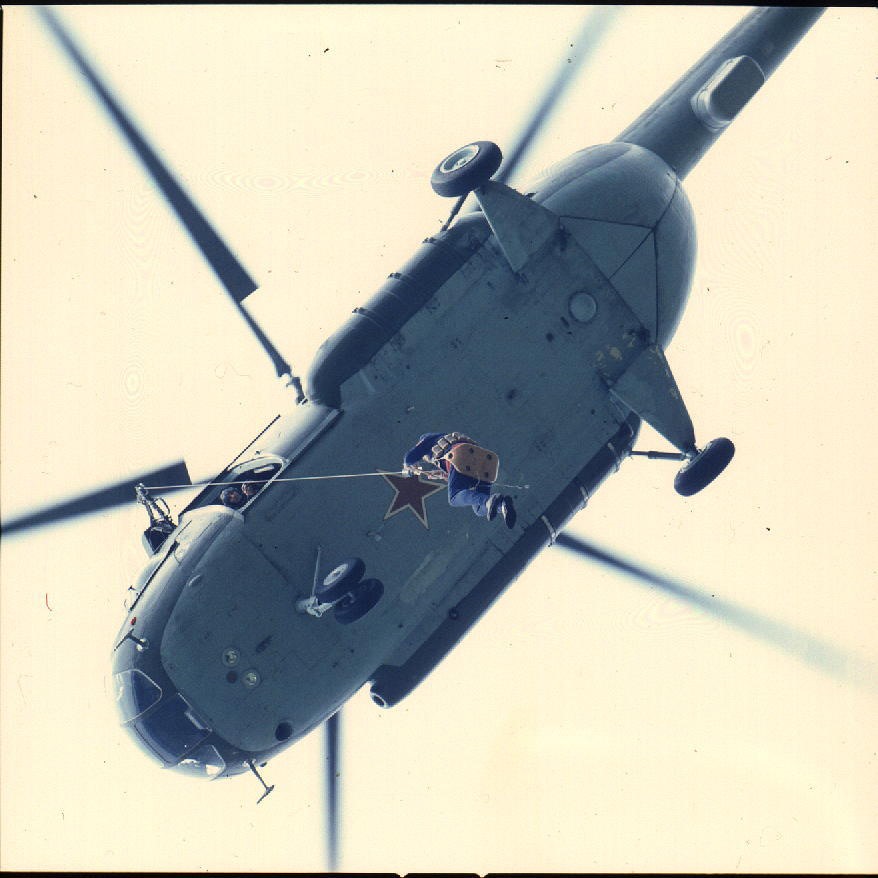 Các nhà du hành vũ trụ V.V. Gorbatko và Phạm Tuân, thành viên phi hành đoàn quốc tế tàu vũ trụ “Liên hợp - 37” trong một khóa huấn luyện sơ tán trực thăng năm 1980. Trong ảnh: Nhà du hành vũ trụ dưới máy bay trực thăng. Nguồn: Lưu trữ Liên bang Nga, số lưu trữ 1-701