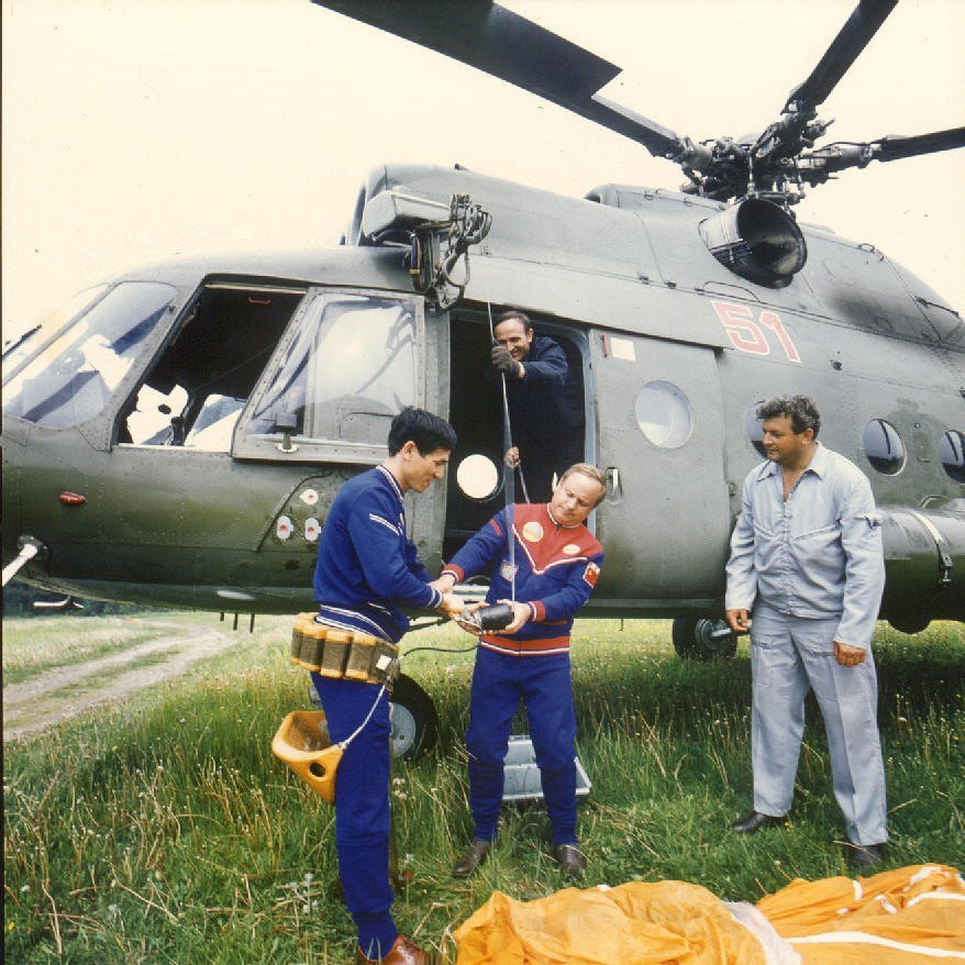 Các nhà du hành vũ trụ V.V.Gorbatko và Phạm Tuân, thành viên phi hành đoàn quốc tế tàu vũ trụ “Liên hợp - 37” thực hành các yếu tố sơ tán bằng trực thăng, năm 1980. Nguồn: Lưu trữ Liên bang Nga, số lưu trữ 1-703