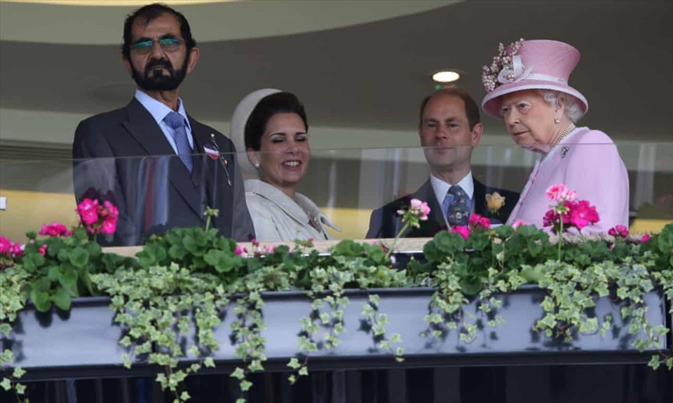 Nữ hoàng Anh với Quốc vương Dubai - Sheikh Mohammed (bên trái) tại Ascot năm 2016. Ảnh: AFP
