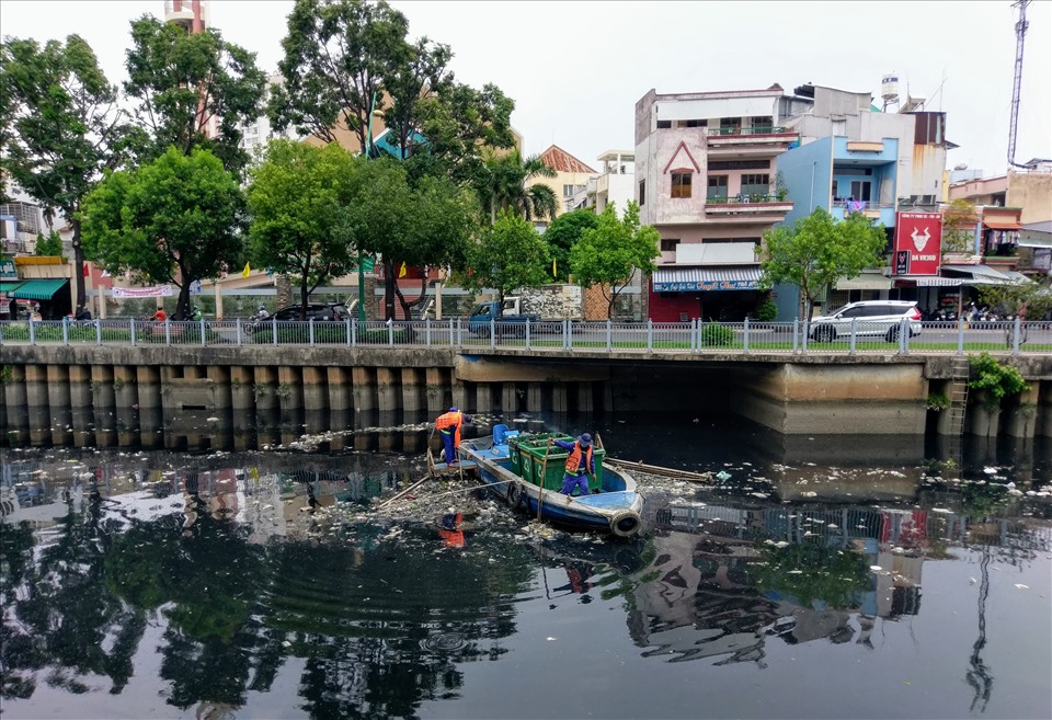 Nhiều đoạn kênh Nhiêu Lộc - Thị Nghè đã bắt đầu có dấu hiệu ô nhiễm trở lại