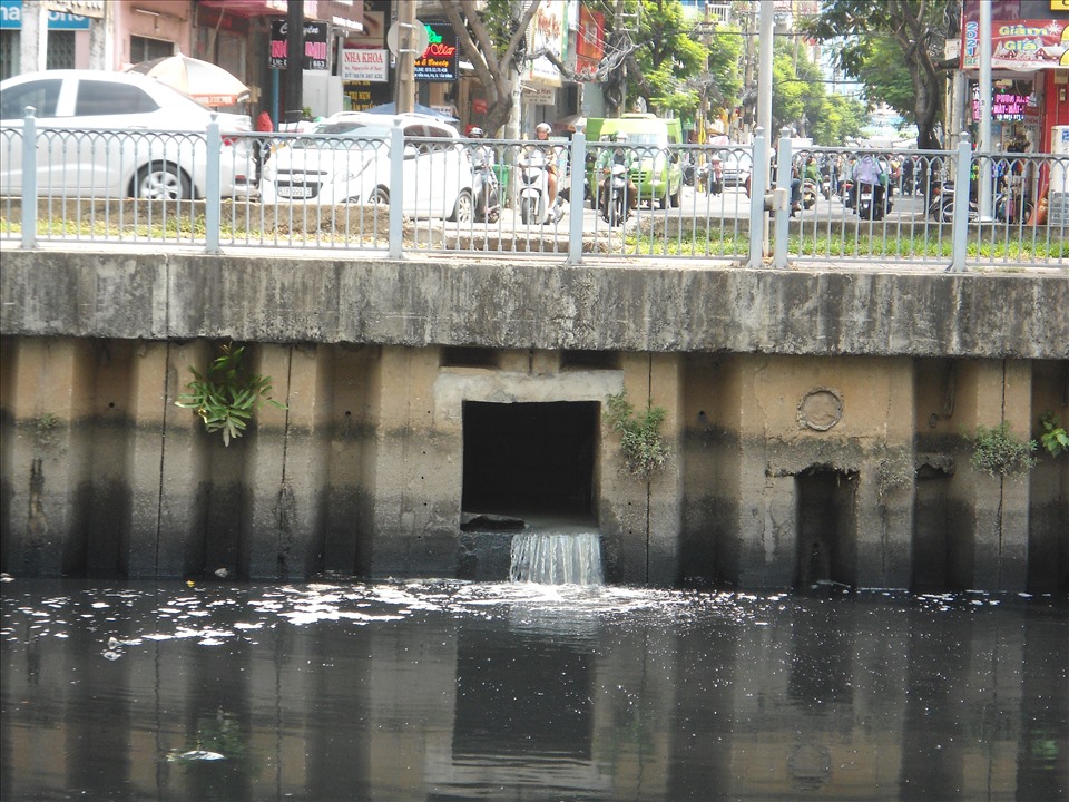 Nước thải ô nhiễm vẫn chảy trực tiếp xuống kênh Nhiêu Lộc - Thị Nghè.