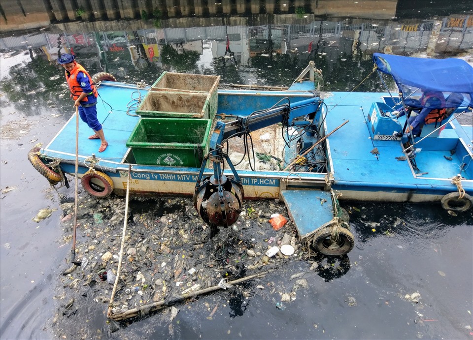 Lượng rác trên kênh Nhiêu Lộc - Thị Nghè trong những ngày qua tăng từ 5-6 tấn/ngày lên gần 10 tấn/ngày