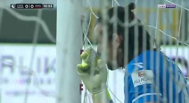 Thủ môn Metin Uçar nhấp một ngụm nước sau khi thông báo tới giờ Iftar. Ảnh chụp màn hình.