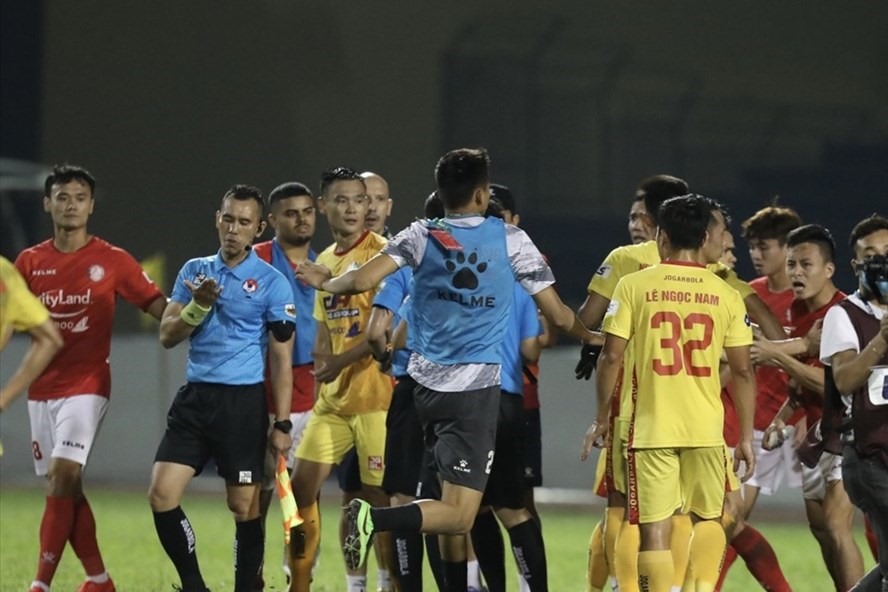 Trợ lý trọng tài Nguyễn Lê Nguyên Thành bị các cầu thủ TPHCM vây quang sau trận đấu với Thanh Hoá ở vòng 9 V.League 2021. Ảnh: N.Đ