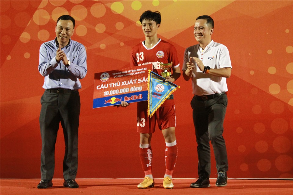 Nguyễn Thanh Nhàn của U19 PVF nhận danh hiệu Cầu thủ xuất sắc nhất giải.