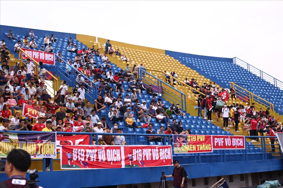 Rất đông cổ động viên PVF đã có mặt ở sân để cổ vũ đội bóng con cưng.