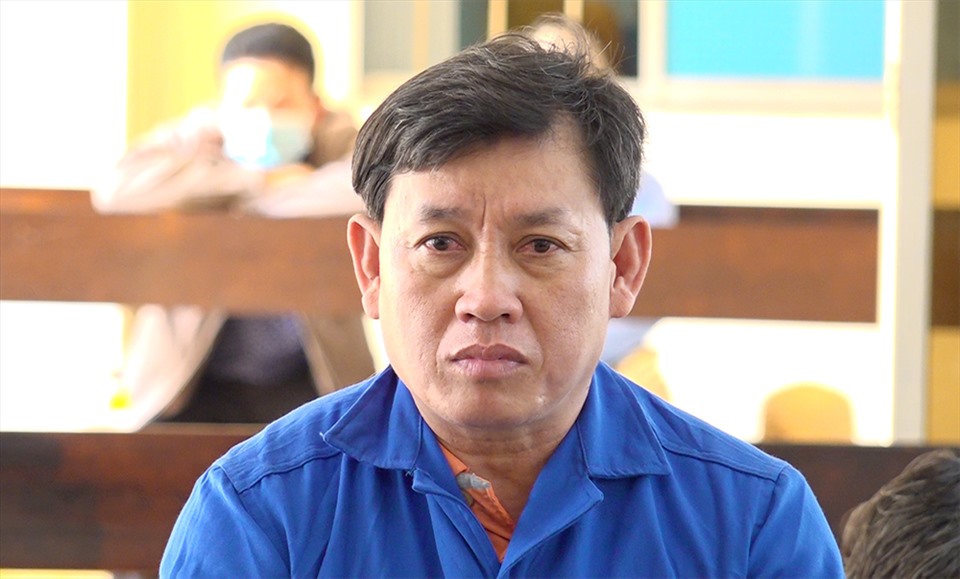 Bị cáo Lê Minh Tùng bị phạt tù cùng nhóm lừa đảo mua sà lan để bán phế liệu. Ảnh: Vũ Tiến