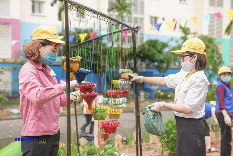 Đoàn viên công đoàn Công ty Samsung Thái Nguyên trồng hoa, cải tạo môi trường sống trong ký túc xá. Ảnh: CĐTN